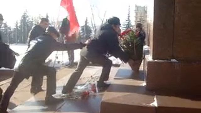 Липецкие коммунисты на возложении цветов к памятнику Ленину смотреть онлайн