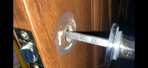 Ремонт дверной ручки на деревянной входной двери.