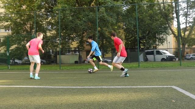 Как ОБЫГРАТЬ БОЛЬШИХ ИГРОКОВ? Как НЕ ТЕРЯТЬСЯ когда получаешь мяч в футболе? футбольные советы смотреть онлайн