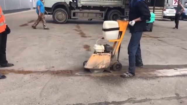 Нарезка швов на асфальте, резчиком швов. смотреть онлайн