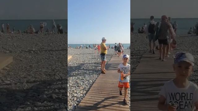 Речка впадает в море. Мы дошли до этого места смотреть онлайн