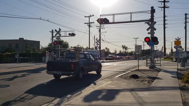 Metrolink 683 passes La Palma Avenue, Anaheim CA смотреть онлайн