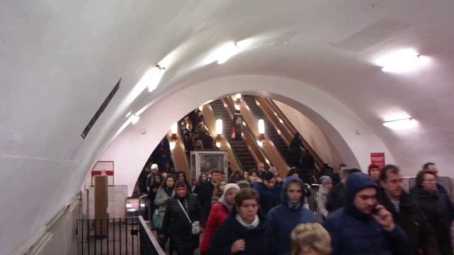 Переход между двумя станциями "Таганская" в утренний час-пик смотреть онлайн