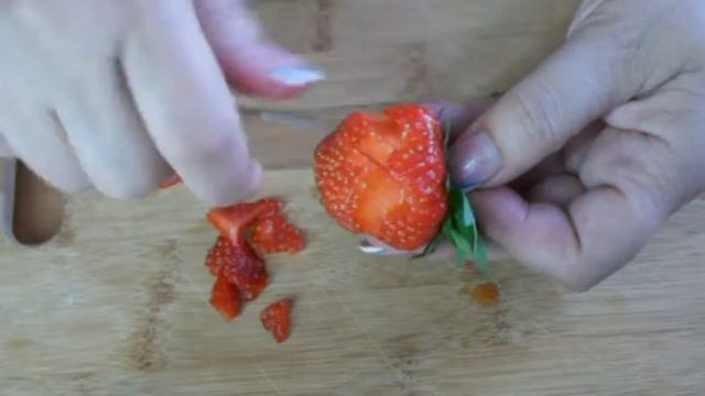 КАРВИНГ ИЗ ОВОЩЕЙ И ФРУКТОВ РОЗА ИЗ КЛУБНИКИ carving of fruits and vegetables смотреть онлайн
