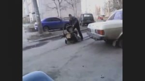 Бомж психует