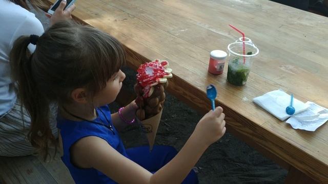 Вкуснотища ! Вафли с кремом и бананом,сверху политый клубничным топингом   Зелёный театр [ Любочка