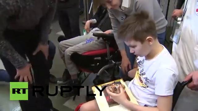 Братья Запашные организовали пострадавшему при обстреле Донецка ребенку встречу с тигром