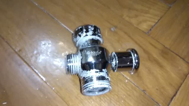 Как разобрать и отремонтировать кнопочный (вытяжной) переключатель смесителя душ-излив. 11112017. смотреть онлайн