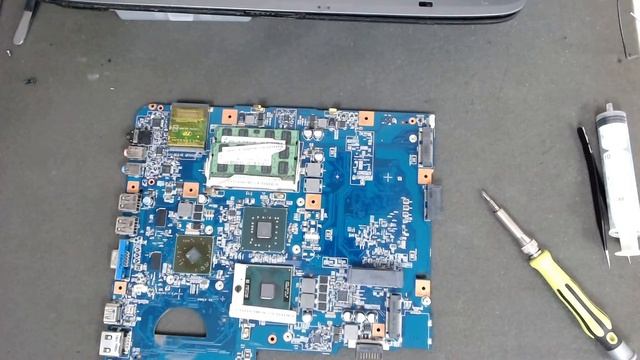 Acer Aspire 5738/5338 Disassembly. Corrupted BIOS due to corrosion. смотреть онлайн