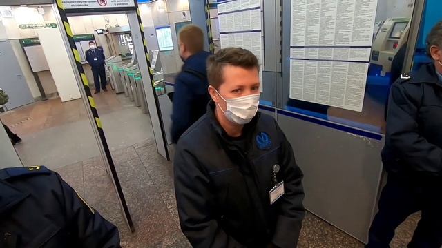 Беспредел в метро СПб. Отстояли свои права НЕ носить намордники. смотреть онлайн