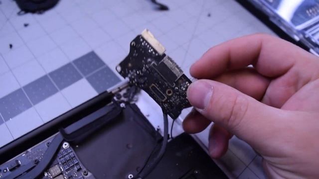 Macbook Air 13" 2012-2017 (A1466) - Screen LCD Assembly Replacement смотреть онлайн