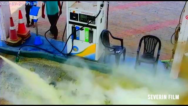 Мотоцикл загорелся на заправке, когда человек пользовался телефоном. смотреть онлайн