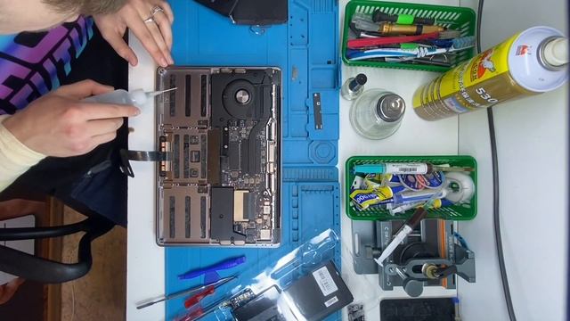 Замена аккумулятора MacBook 2017 A1708 смотреть онлайн