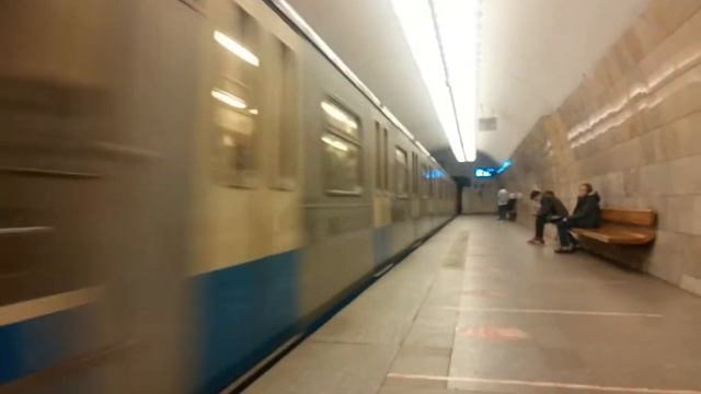 81-760/761 Ока На станции Серпуховская смотреть онлайн