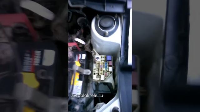 Блок предохранителей под капотом Toyota Probox смотреть онлайн