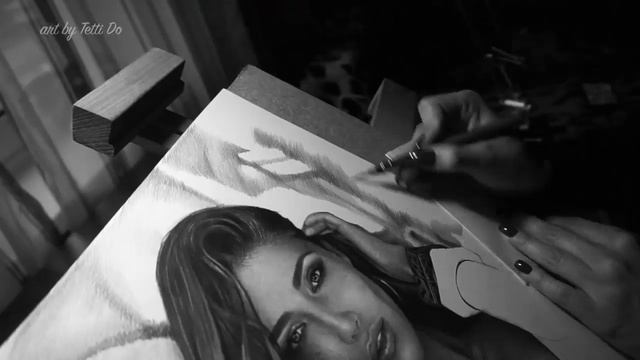 Портрет карандашом Санта Димопулос