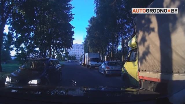 В Гродно с трудом разъехались встречные мотоциклы и автомобиль смотреть онлайн