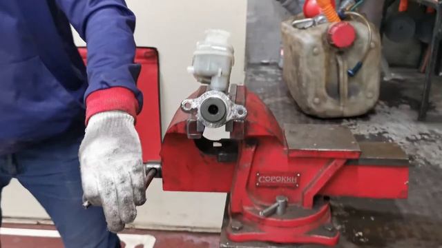 Замена главного тормозного цилиндра  Mitsubishi Lancer 9