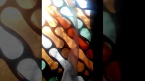 Плетение сетчатого стального забора нарезанной лентой из пластиковой бутылки.