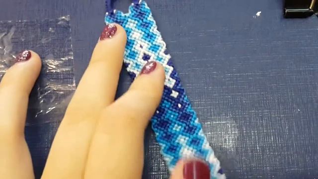 Своеобразный процес плетения :) Фенечки Синее пламя (гейзер) смотреть онлайн