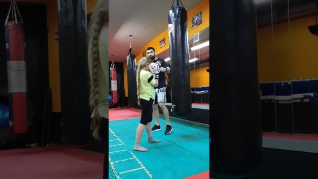Боковой удар. Наработка техники. Кикбоксинг, детская тренировка