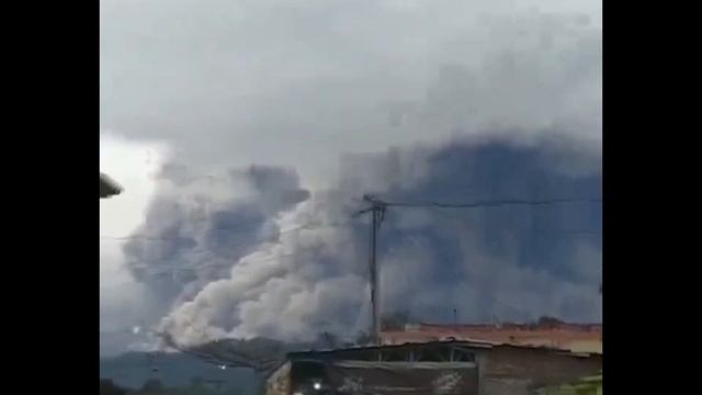 Сильное извержение вулкана Семеру произошло на острове Ява, Индонезия смотреть онлайн