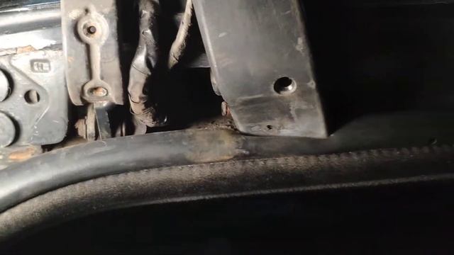 Как установить амортизатор стекла крышки багажника BMW E39 Touring универсал.