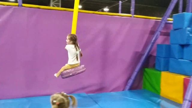 Детская игровая площадка Город развлечений Батут Тарзанка Новое видео смотреть онлайн