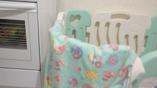 Собака родила щенка и покусывает его! Это не есть надо, а любить! смотреть онлайн