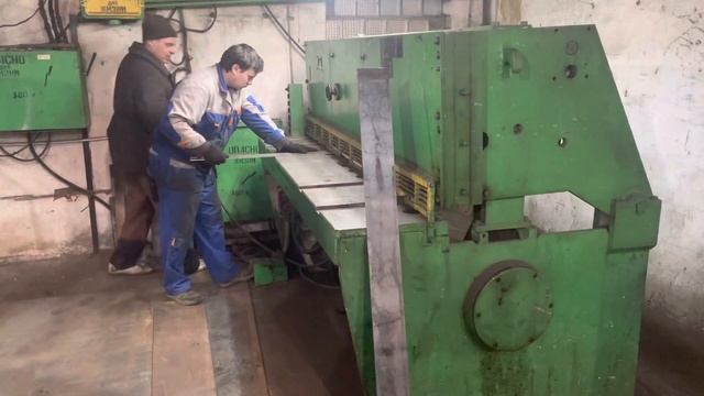 Рубка листового металла до 6 мм на гильотине смотреть онлайн