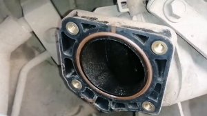 одна из причин, плавают обороты. джили мк кросс. чистка дроссельной заслонки.