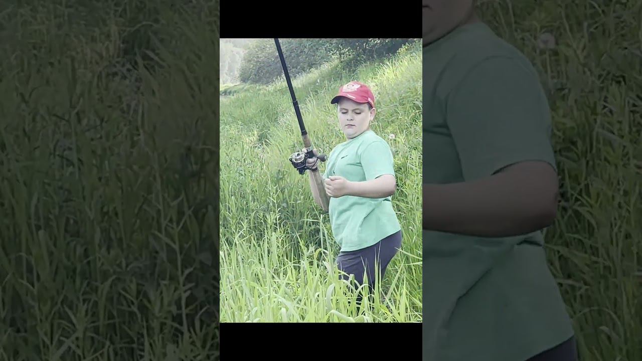 Юный рыбак ловит уклейку смотреть онлайн