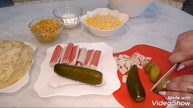 Салат с крабовыми палочками и яичными блинчиками смотреть онлайн