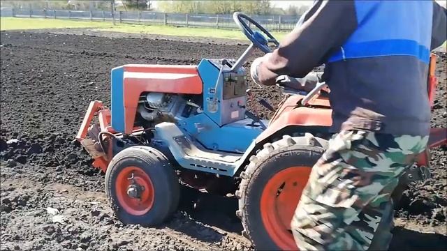 Вспашка минитрактором КМЗ-012 с плугом смотреть онлайн