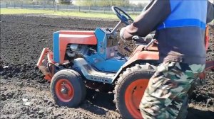 Вспашка минитрактором КМЗ-012 с плугом