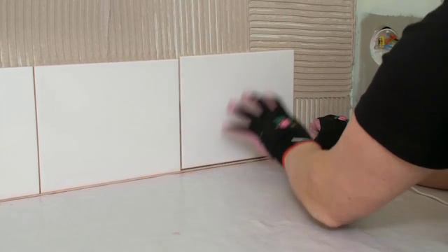 Финская мастерица делает ремонт стен на кухне: облицовка керамической плиткой. смотреть онлайн