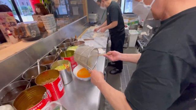 Close contact with a restaurant serving traditional biang biang noodles in Xi'an, China. смотреть онлайн