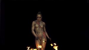 Обнаженный танец с огнём