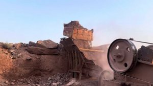 Строительство, дробление огромных камней на щебёнку