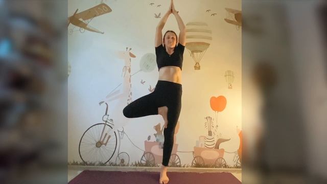 Вправа для осанки, для рівної спини та стійкості. ПОЗА ДЕРЕВА 5 хв Йога українською смотреть онлайн