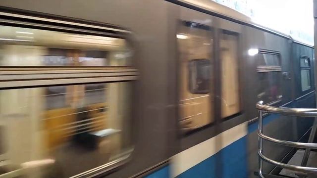 Метропоезд Русич прибывает на станцию метро Улица Скобелевская. смотреть онлайн