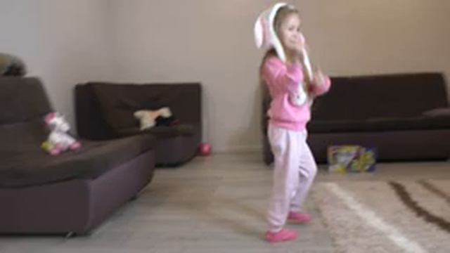 Смешное видео. Игра дома . ПОПАДИ В ВЕДРО! ТЫ СМОЖЕШЬ? смотреть онлайн