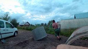 Как перевернуть бетонное кольцо