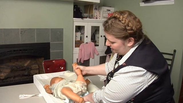 Basic Baby Care : How to Change a Baby's Diaper смотреть онлайн