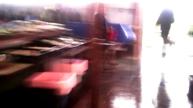 КУПИЛИ РЫБУ И НА ТУТ ЖЕ ЕЕ ПОЖАРИЛИ ПРЯМО НА РЫНКЕ. смотреть онлайн