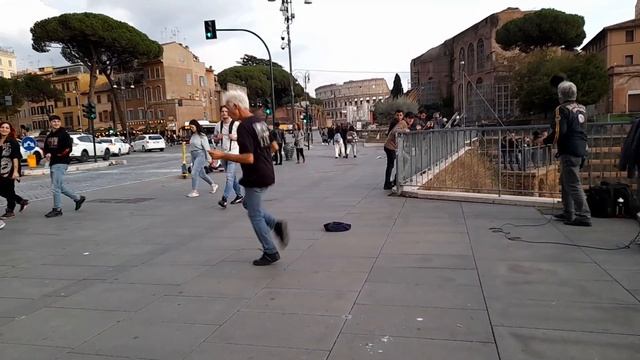Атмосфера вечернего Рима. На улице Императорских форумов, танцует танцор, которого узнают все смотреть онлайн