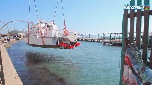 Керчь: на воду спустили катер МЧС смотреть онлайн