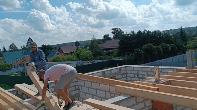 Залили бетонный ригель/Поднимаем брус/начинаем делать крышу. смотреть онлайн