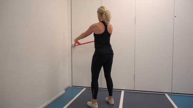 10C. Nedre och mellersta trapezius. Stående i V med gummiband, tummarna upp BAS смотреть онлайн
