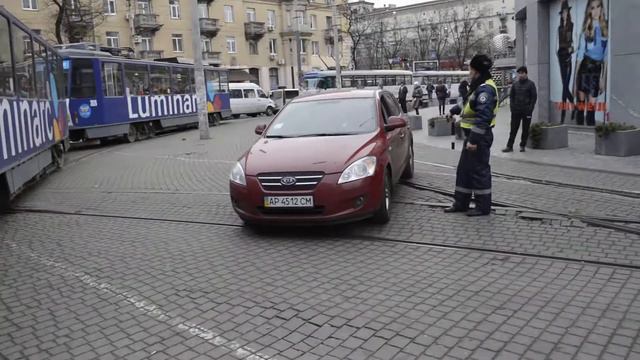 Автомобиль заблокировал трамвай в центре Днепропетровска2 смотреть онлайн